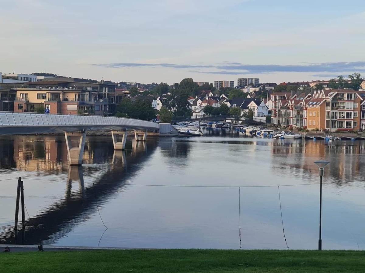Stylish With Beautiful Views Of The River, Nearby Lejlighed *